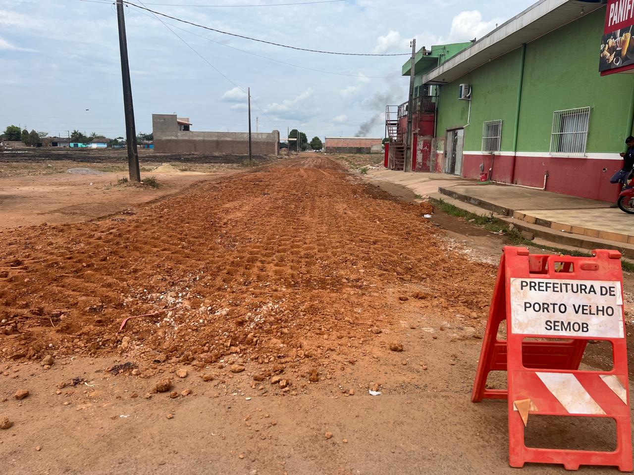 Encascalhamento melhora a aderência do solo e reduz a formação de lama, buracos e atoleiros