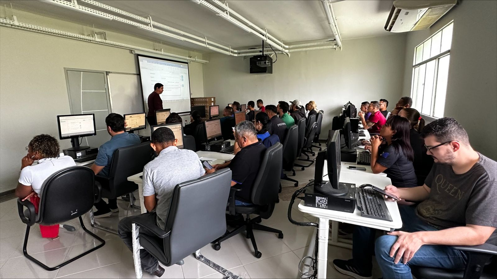 O evento acontece na Superintendência Municipal de Tecnologia da Informação e Pesquisa