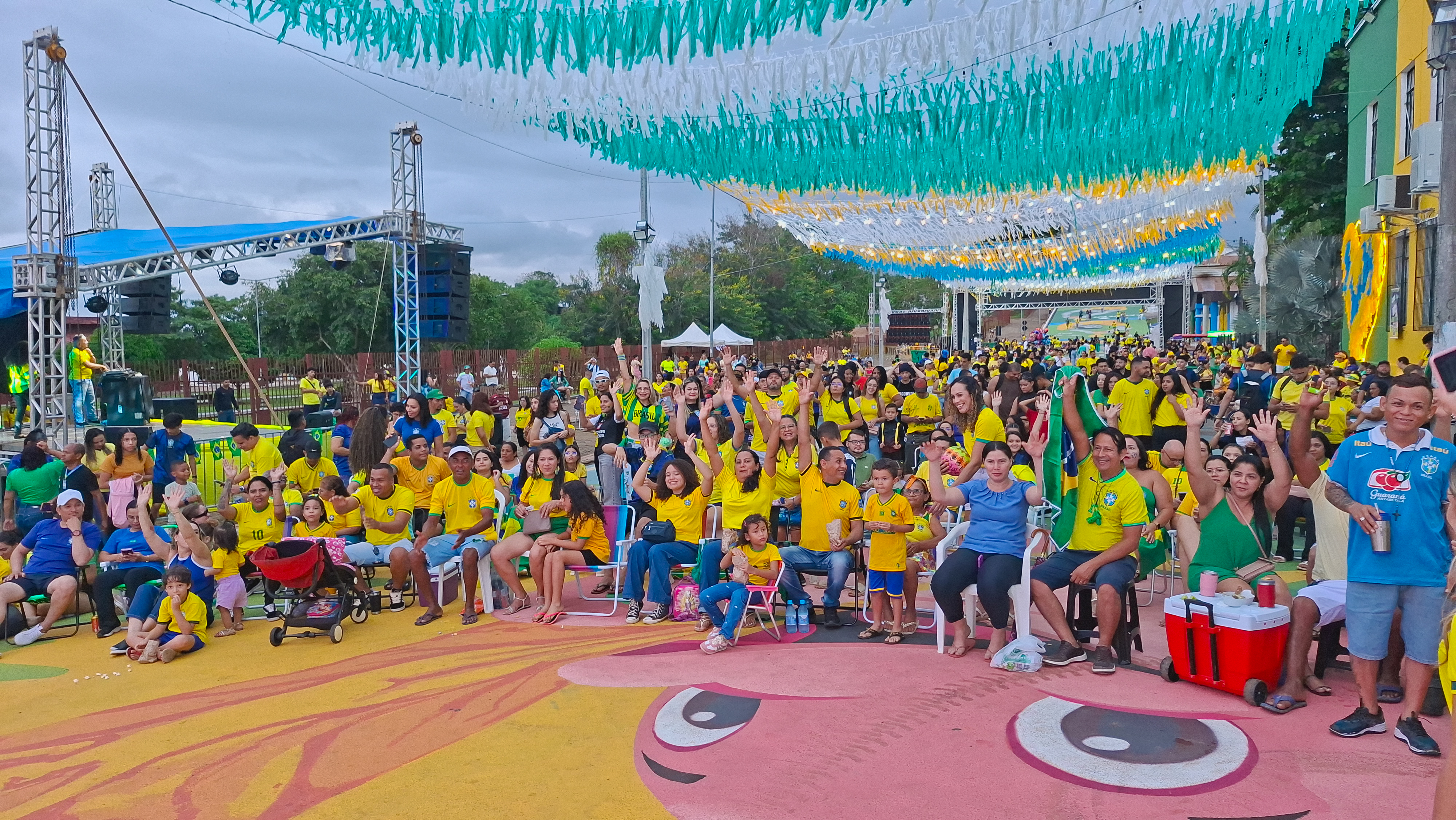 COPA DO MUNDO - Rua do Hexa reúne famílias, amigos e torcedores em mais um jogo do Brasil 