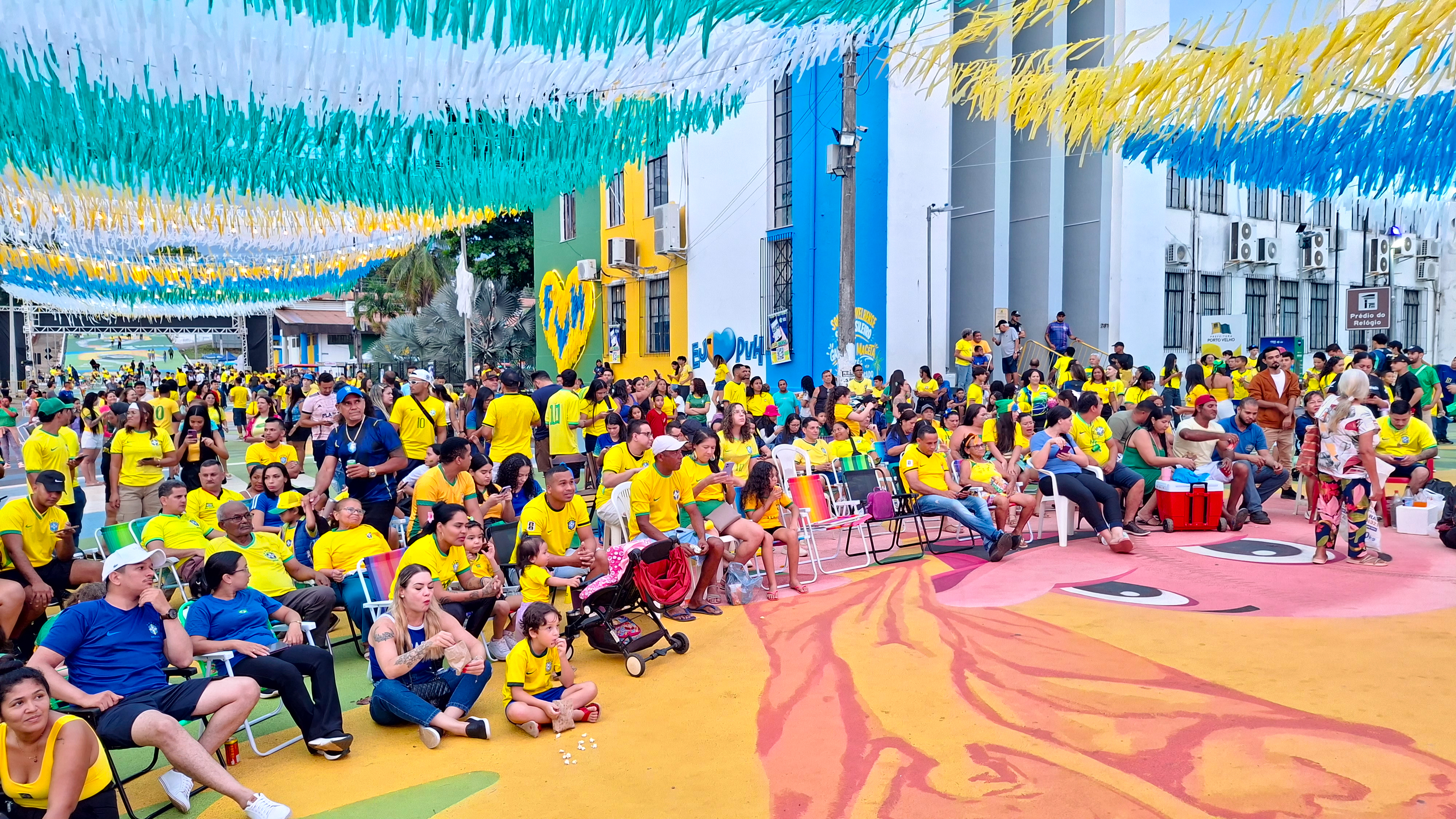 COPA DO MUNDO - Rua do Hexa reúne famílias, amigos e torcedores em mais um jogo do Brasil 