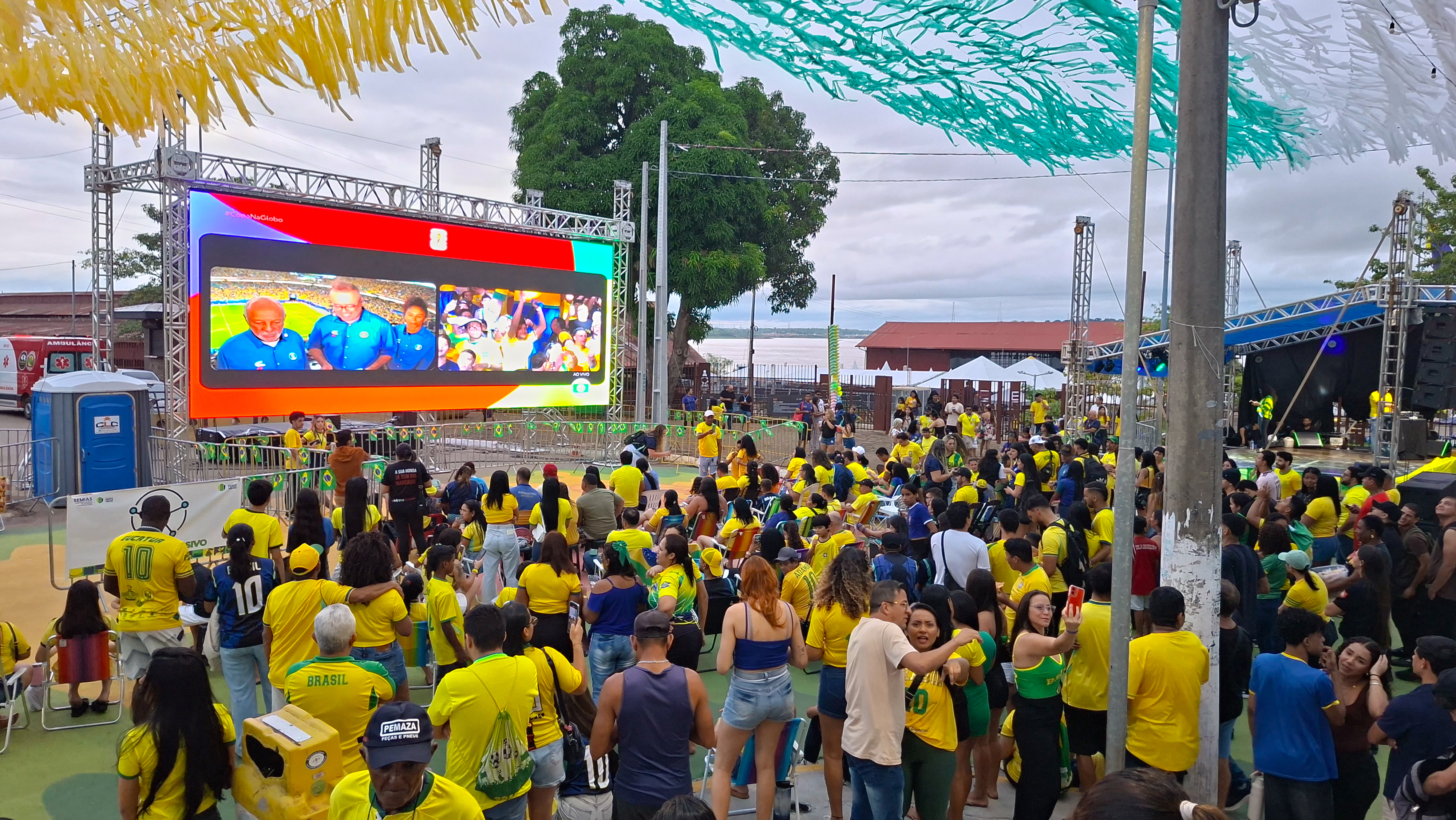 COPA DO MUNDO - Rua do Hexa reúne famílias, amigos e torcedores em mais um jogo do Brasil 