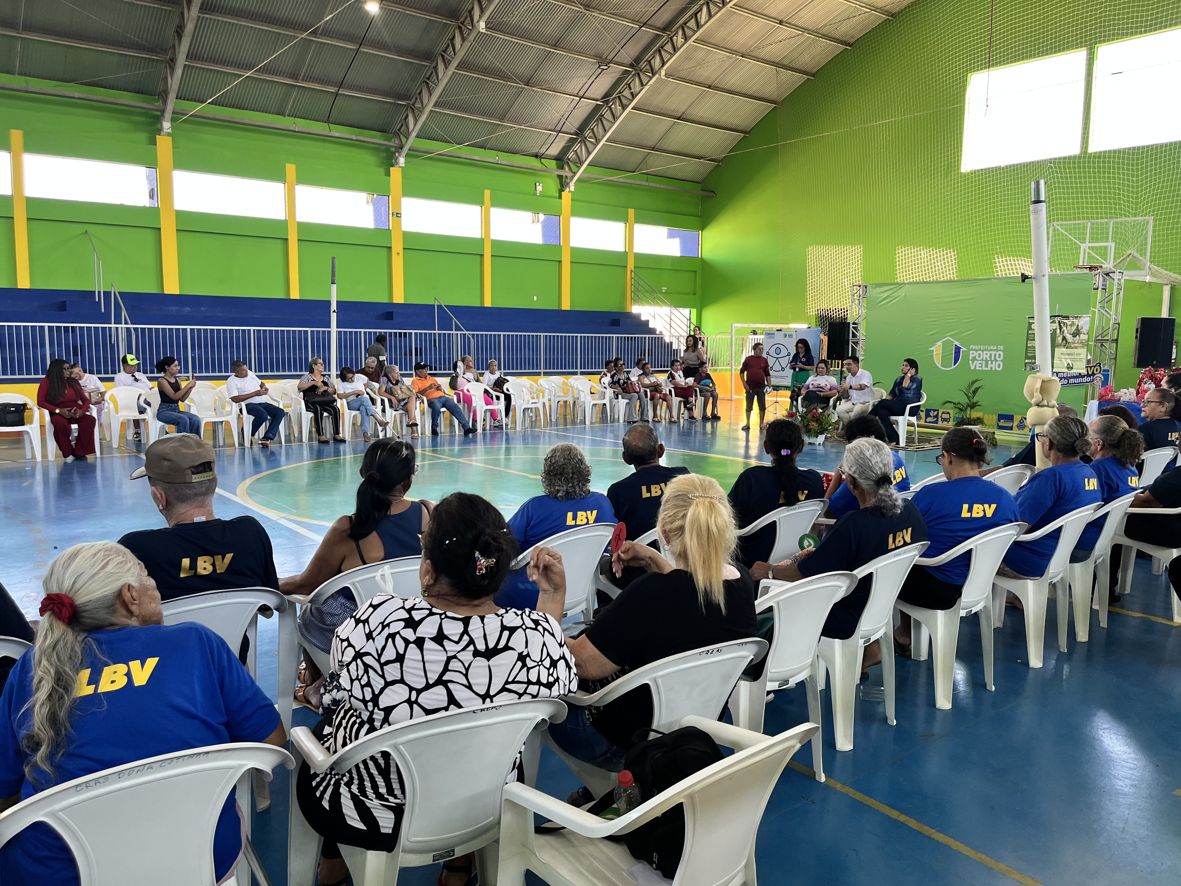 BEM-ESTAR - Um dia para quem cuidou de tantas histórias: idosos vivem manhã de acolhimento e serviços 