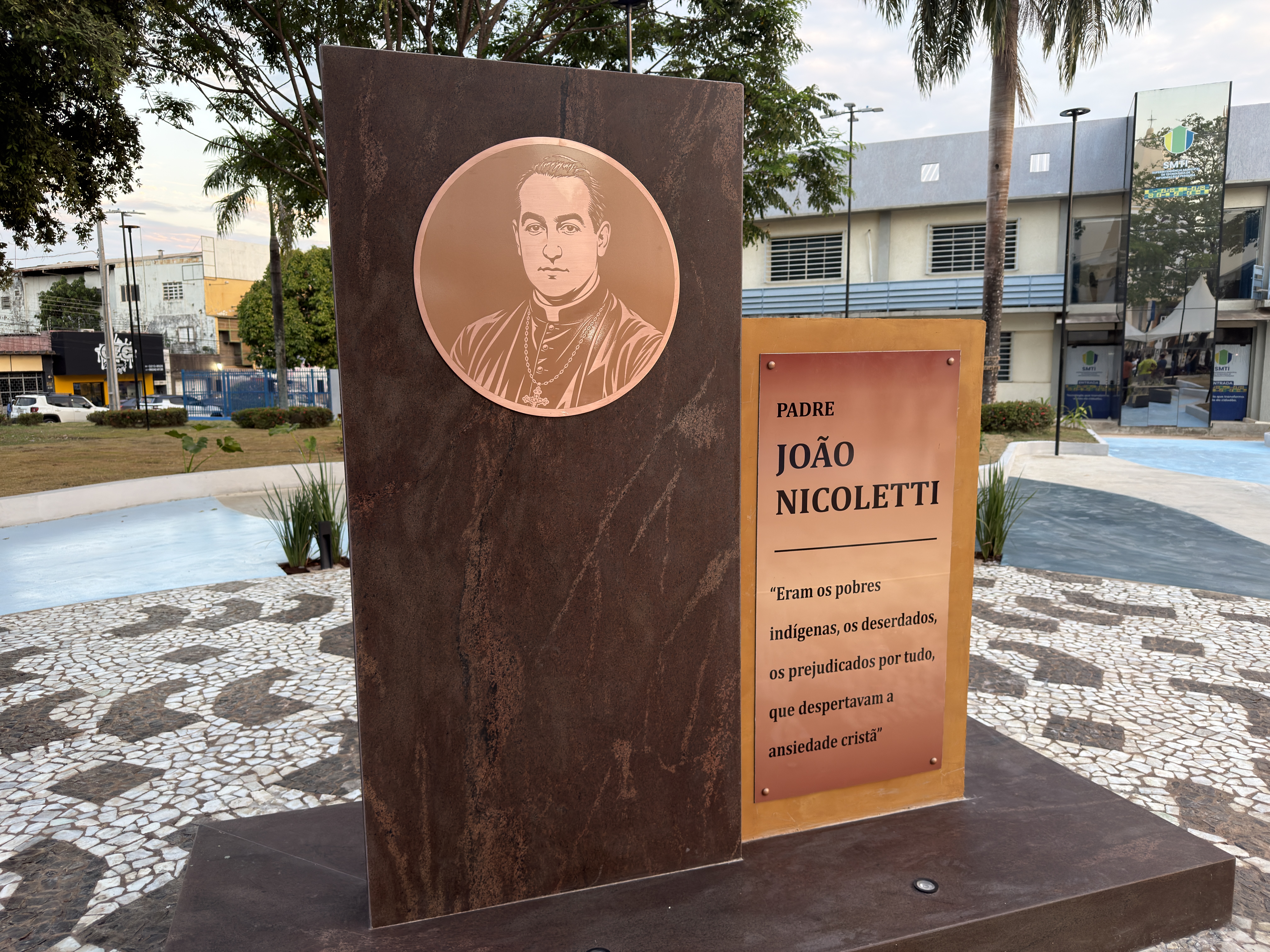PRESENTÃO - Praça João Nicoletti é entregue em solenidade com arcebispo de Porto Velho
