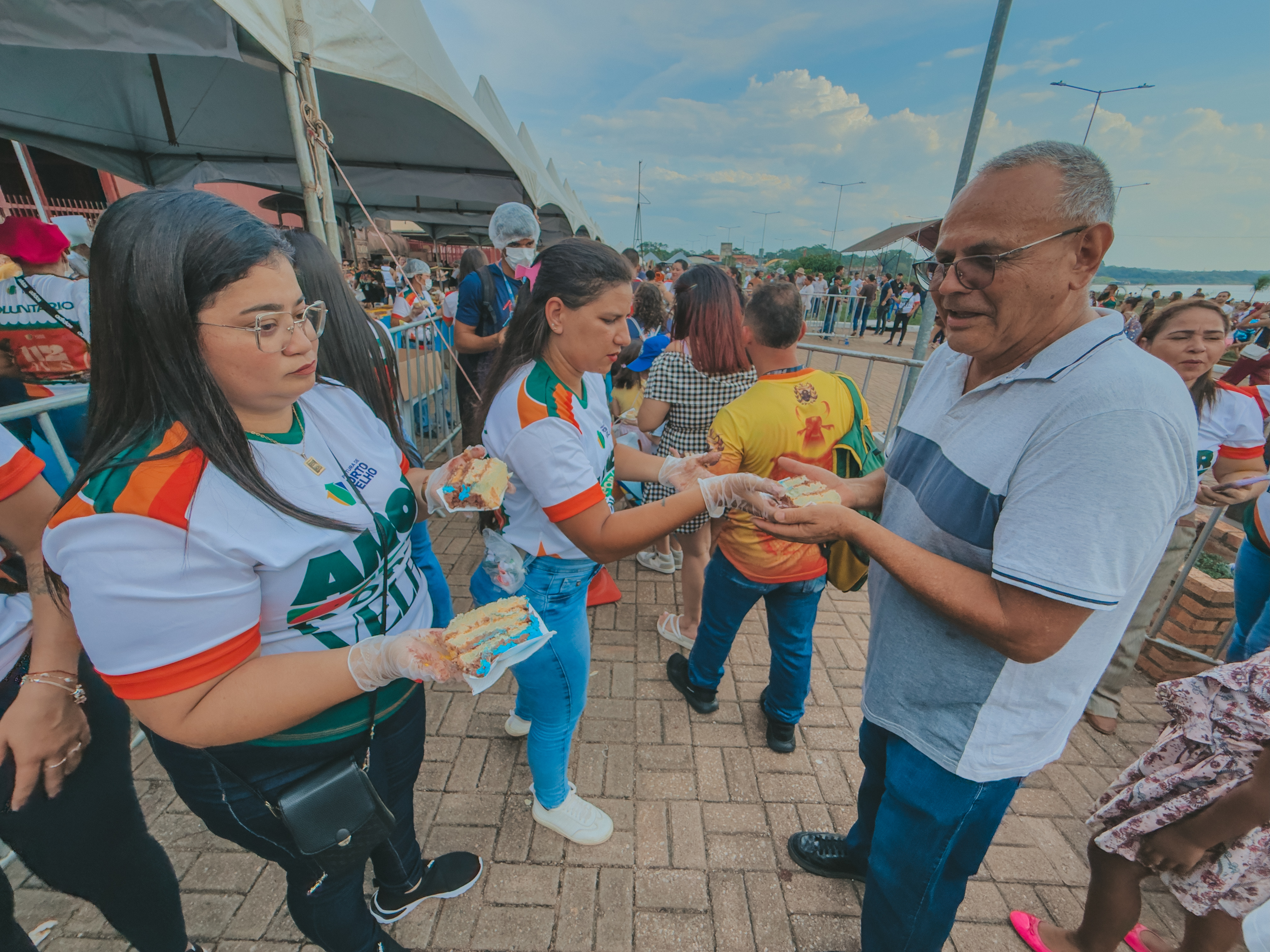 PARABÉNS - Bolo de 112 metros reúne milhares de pessoas para celebrar aniversário de Porto Velho