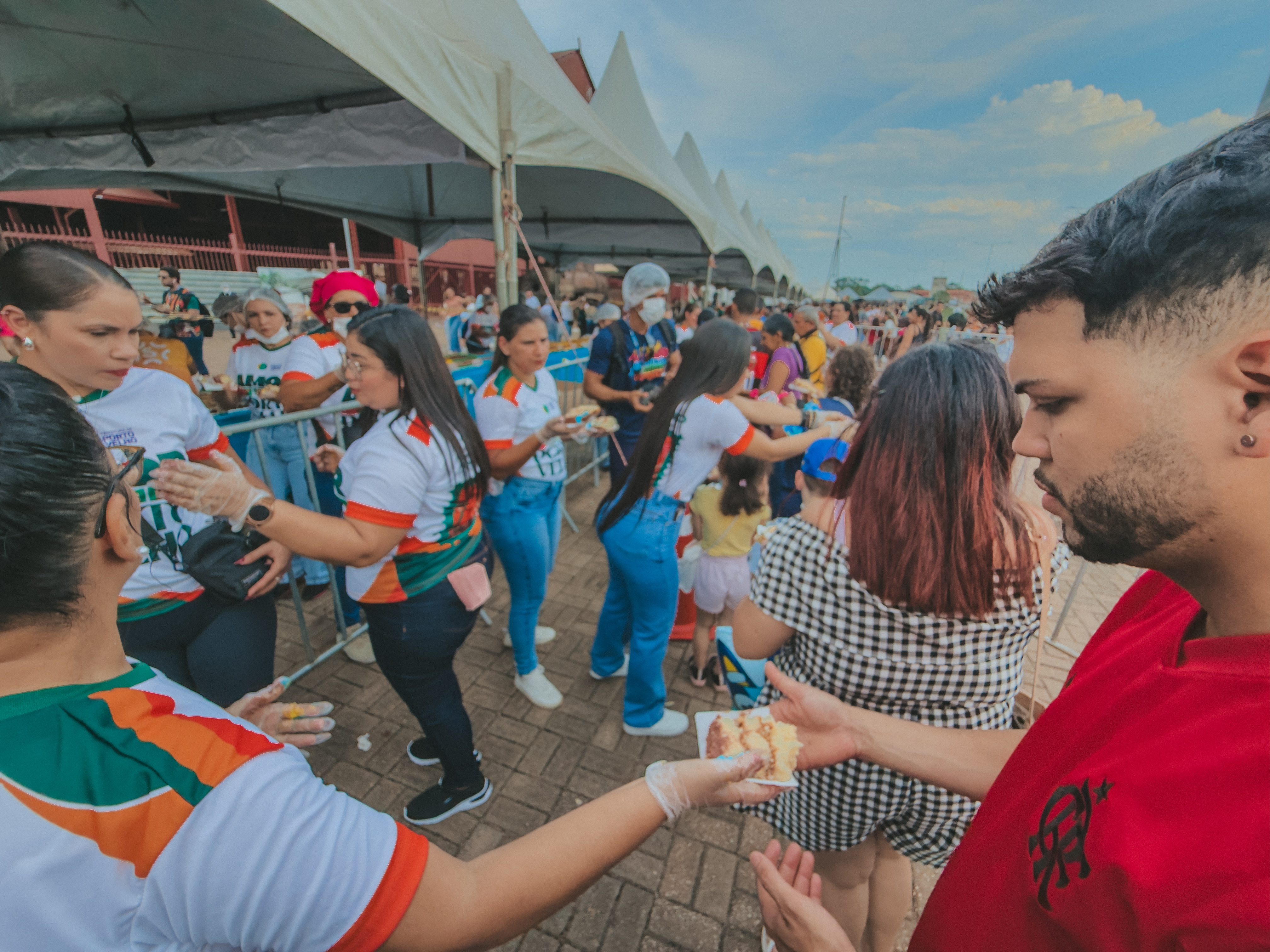 PARABÉNS - Bolo de 112 metros reúne milhares de pessoas para celebrar aniversário de Porto Velho
