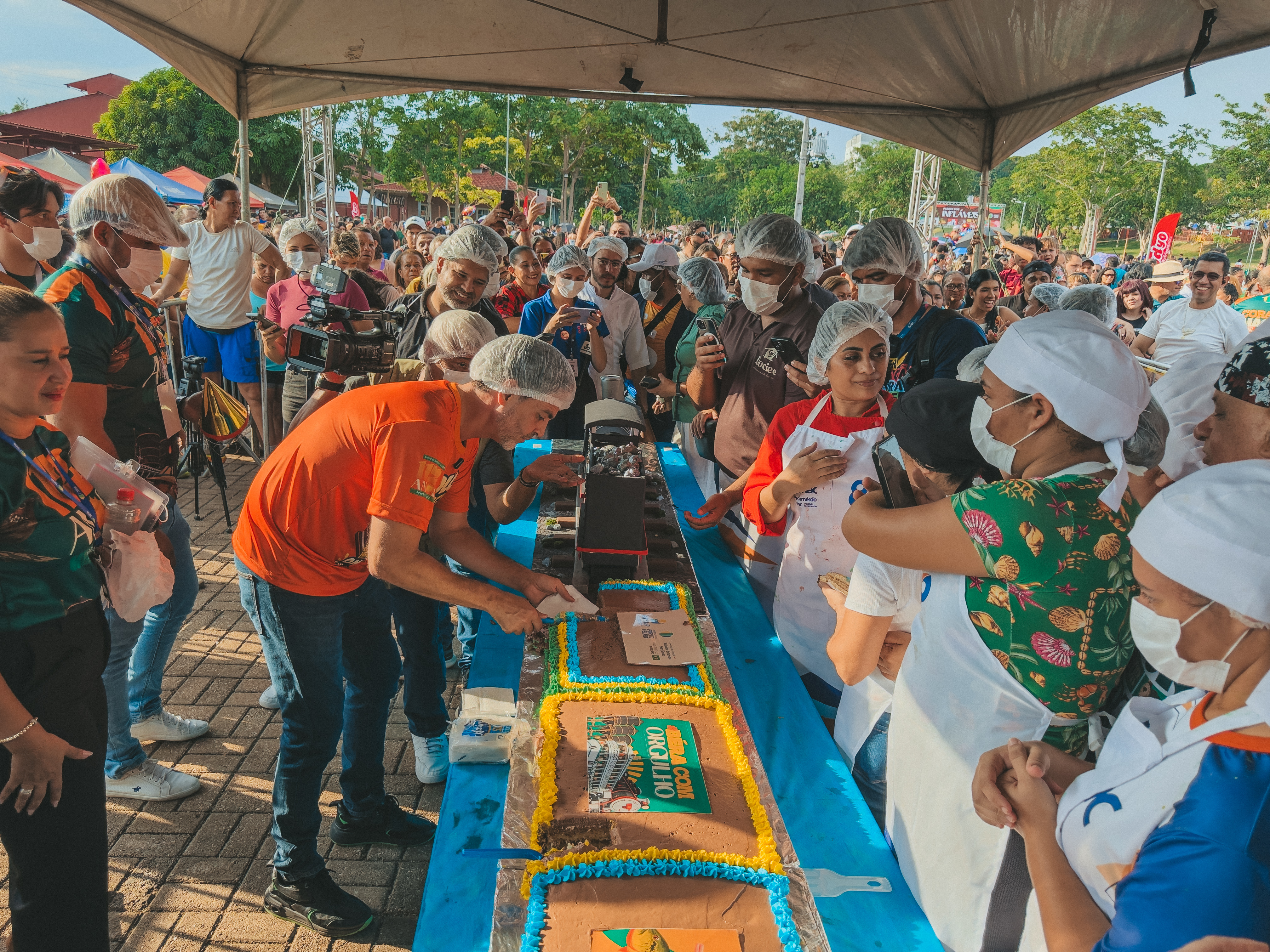 PARABÉNS - Bolo de 112 metros reúne milhares de pessoas para celebrar aniversário de Porto Velho
