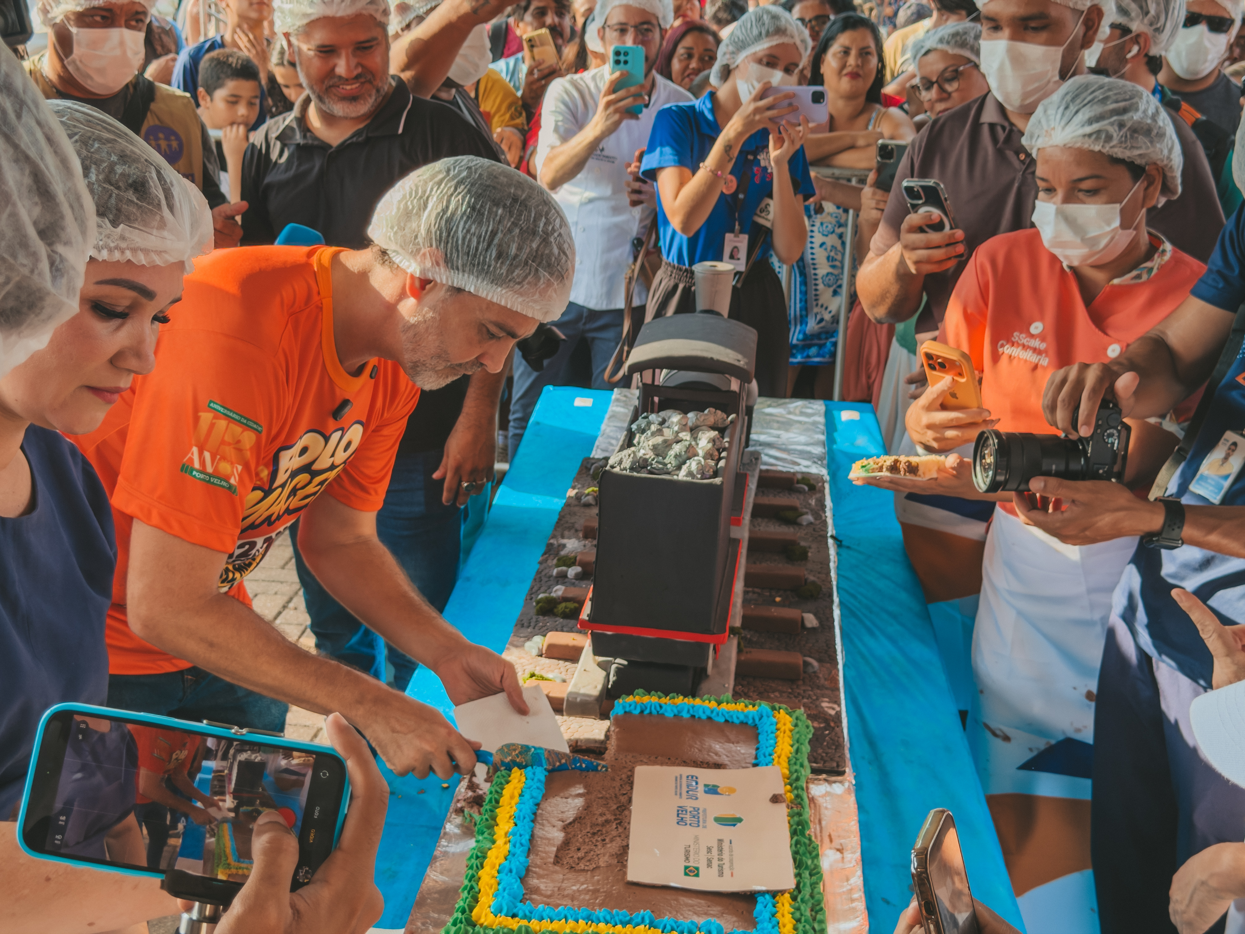 PARABÉNS - Bolo de 112 metros reúne milhares de pessoas para celebrar aniversário de Porto Velho