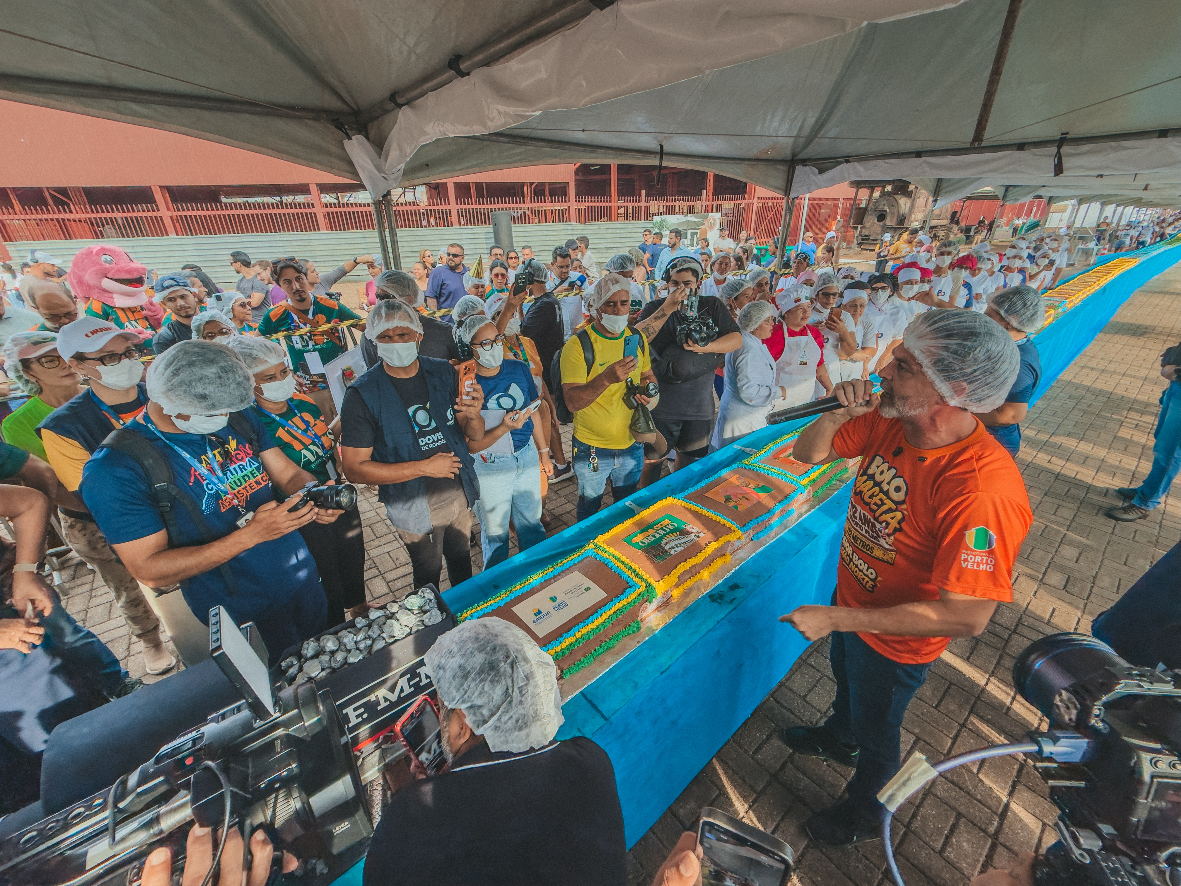 PARABÉNS - Bolo de 112 metros reúne milhares de pessoas para celebrar aniversário de Porto Velho
