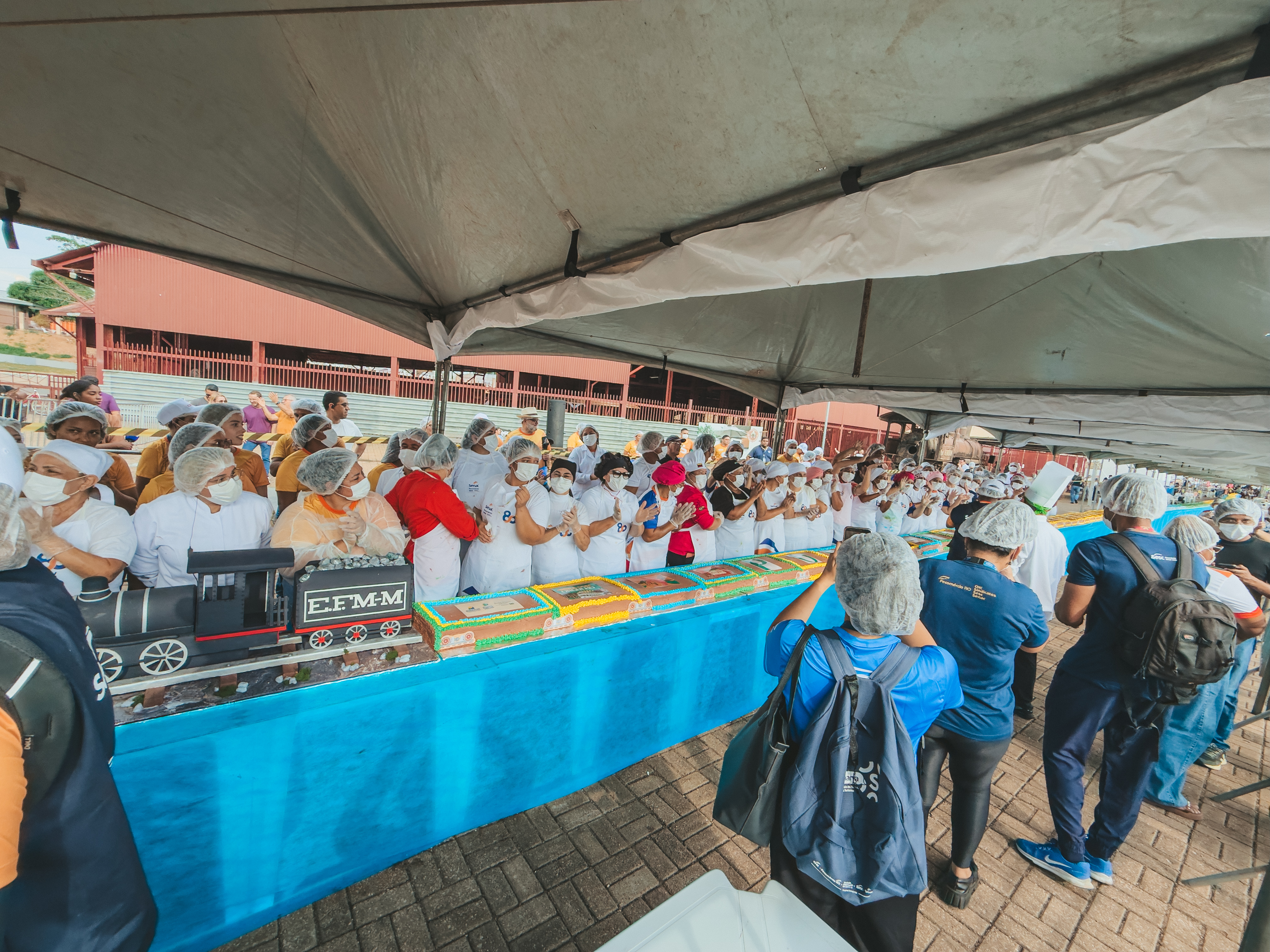 PARABÉNS - Bolo de 112 metros reúne milhares de pessoas para celebrar aniversário de Porto Velho