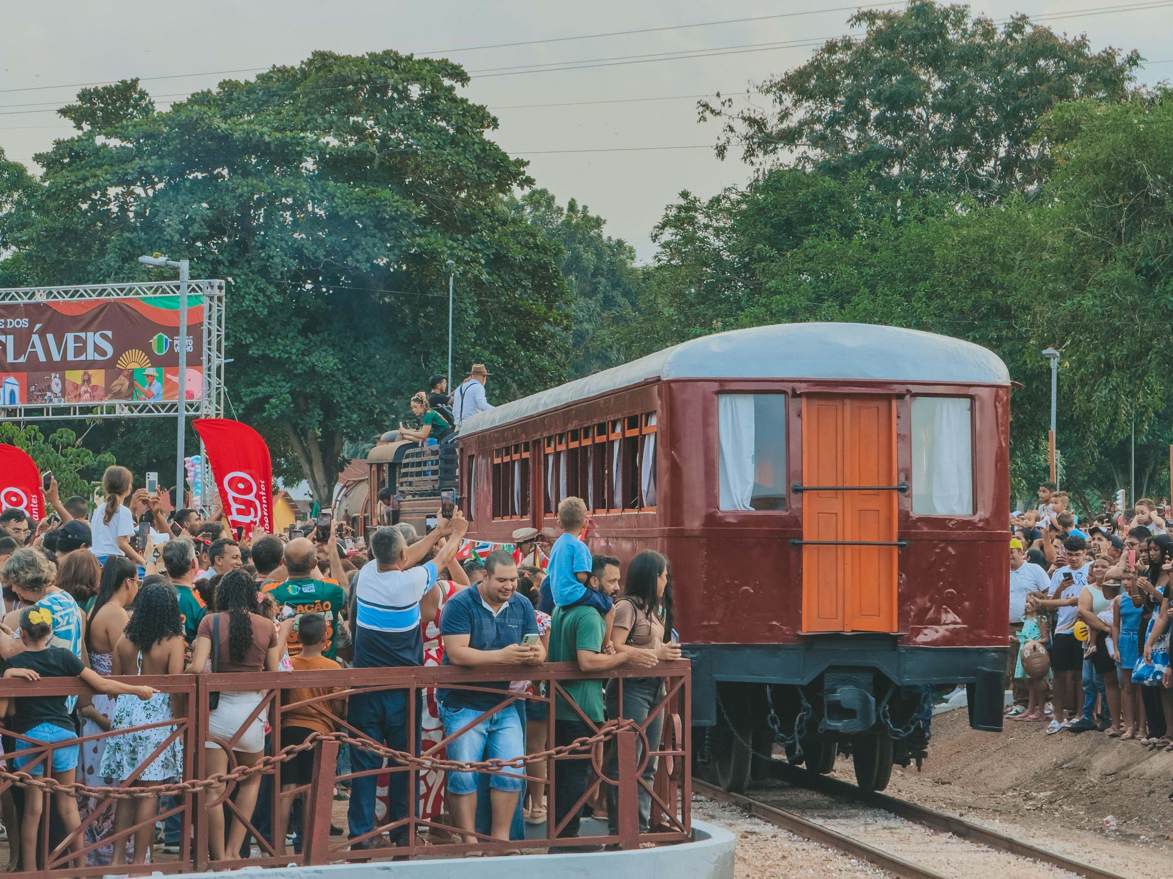 RETORNO - Após 29 anos, vagão volta aos trilhos da Madeira-Mamoré e emociona público